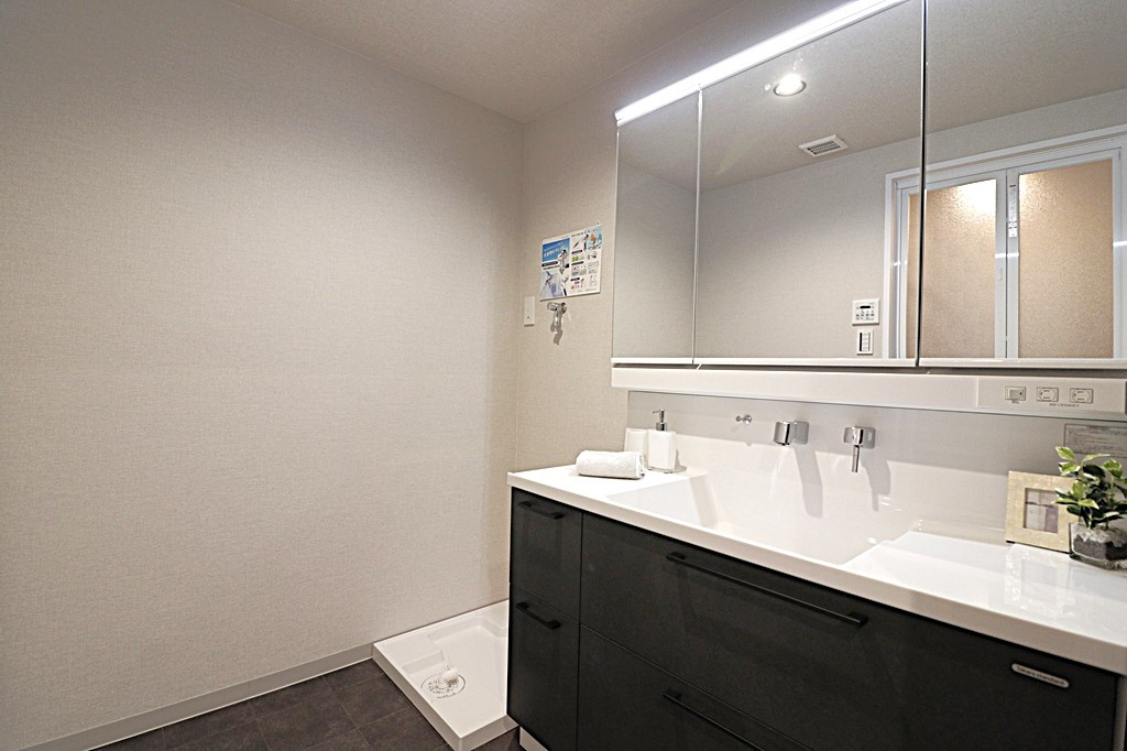 夙川レックスマンションの独立洗面台|明るい洗面化粧台で、毎朝の支度もはかどります。 鏡裏と洗面台下に収納があり、日用品やスキンケア用品などもたくさんしまえてすっきりとした空間を保つことができます。