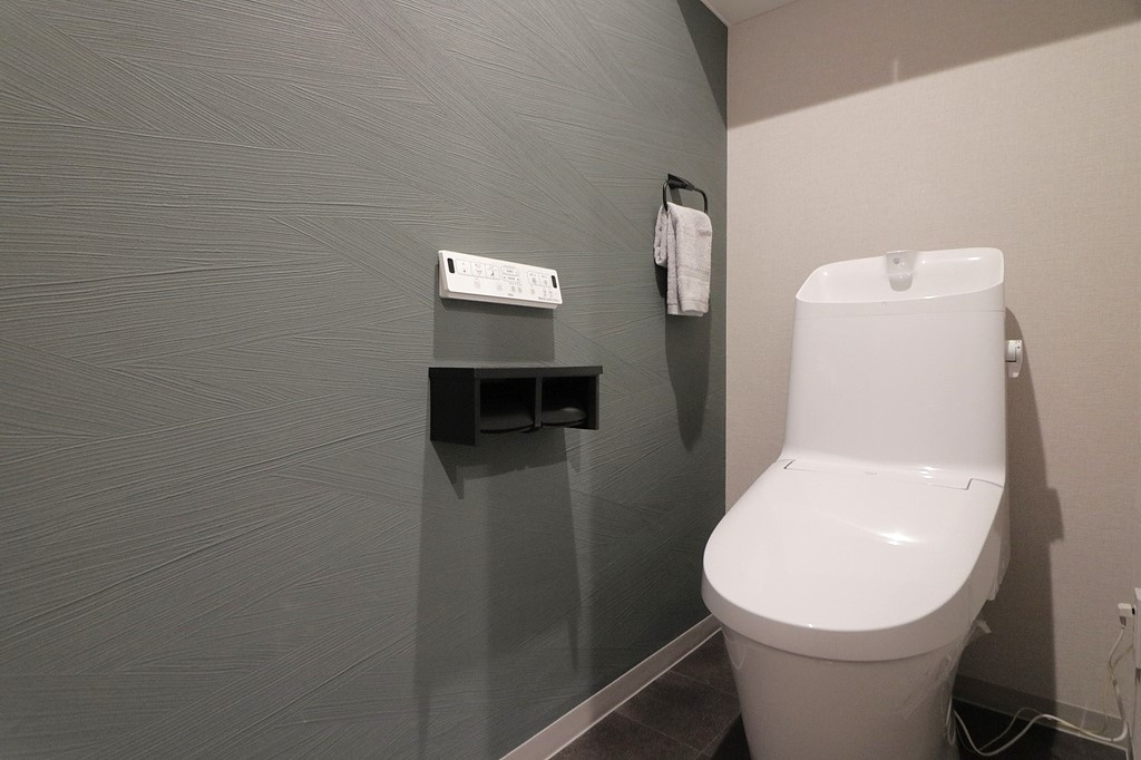 夙川レックスマンションのトイレ|温水洗浄便座付きで快適にご利用いただけます。