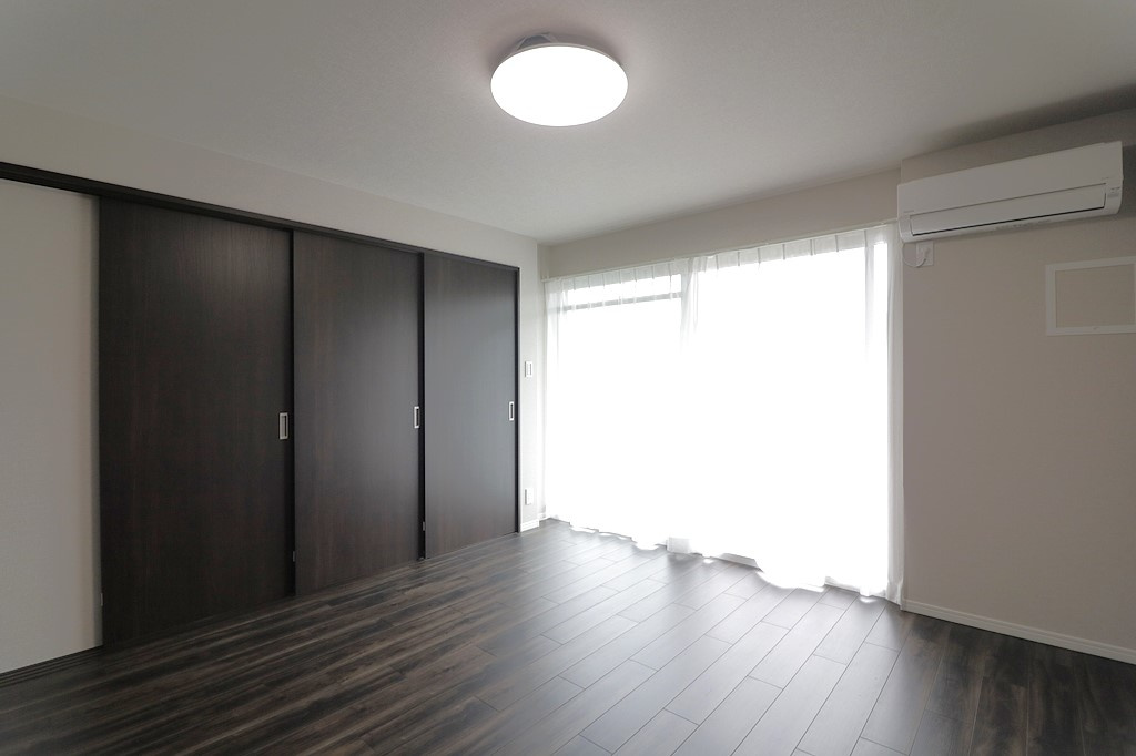 夙川レックスマンションの洋室|-洋室8.0帖-
シンプルな間取りになっているのでどんな家具でも合います。家具や敷物のカスタマイズを楽しめます！