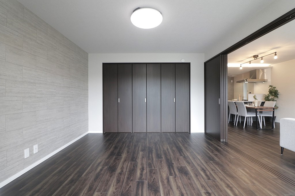 夙川レックスマンションの洋室|-洋室8.0帖-
全居室収納スペース有。クローゼット収納付きで、お部屋がすっきり片付きます。