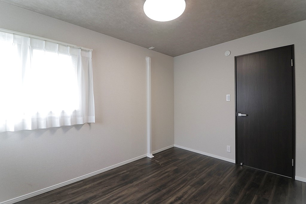 夙川レックスマンションの洋室|-洋室5.5帖-
シンプルな間取りになっているのでどんな家具でも合います。家具や敷物のカスタマイズを楽しめます！