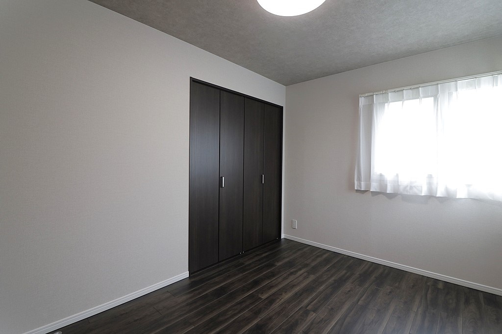 夙川レックスマンションの洋室|-洋室5.5帖-
全居室収納スペース有。クローゼット収納付きで、お部屋がすっきり片付きます。