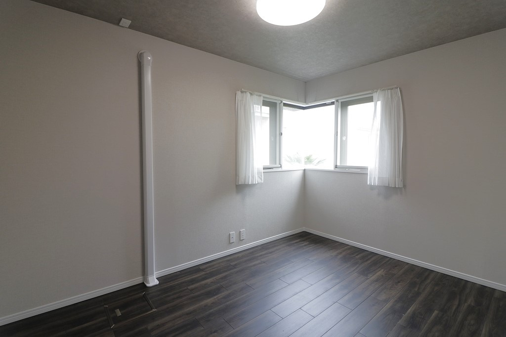 夙川レックスマンションの洋室|-洋室5.5帖-
シンプルな間取りになっているのでどんな家具でも合います。家具や敷物のカスタマイズを楽しめます！