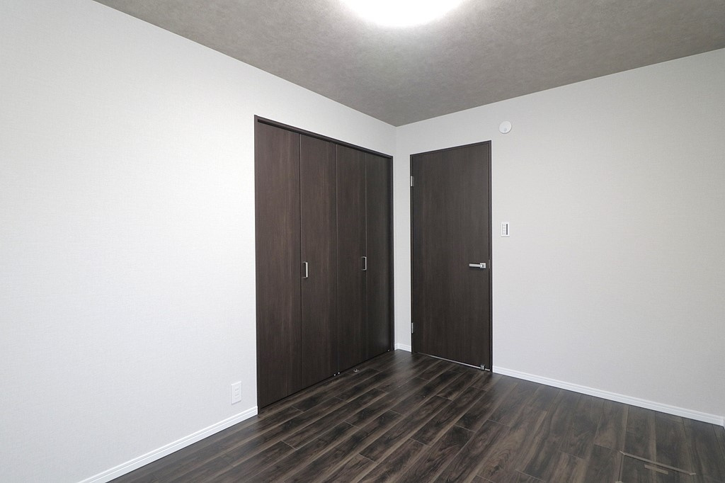 夙川レックスマンションの洋室|-洋室5.5帖-
全居室収納スペース有。クローゼット収納付きで、お部屋がすっきり片付きます。