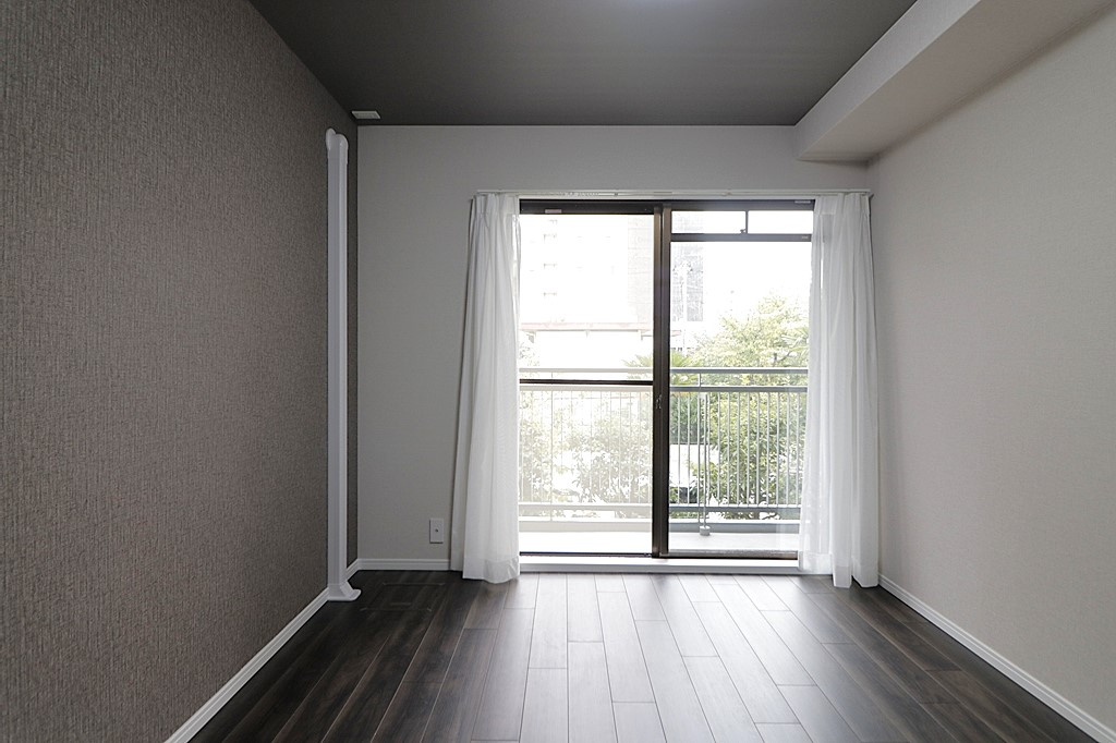 夙川レックスマンションの洋室|-洋室5.5帖-
シンプルな間取りになっているのでどんな家具でも合います。家具や敷物のカスタマイズを楽しめます！