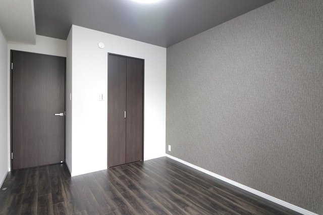 夙川レックスマンションの洋室|-洋室5.5帖-
全居室収納スペース有。クローゼット収納付きで、お部屋がすっきり片付きます。