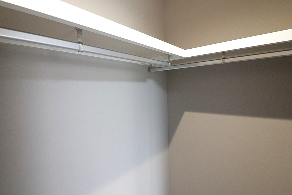 夙川レックスマンションの洋室|-洋室5.5帖-
WICL付。ハンガーレールに枕棚を設置することで明るく見やすい大容量収納を実現しています。