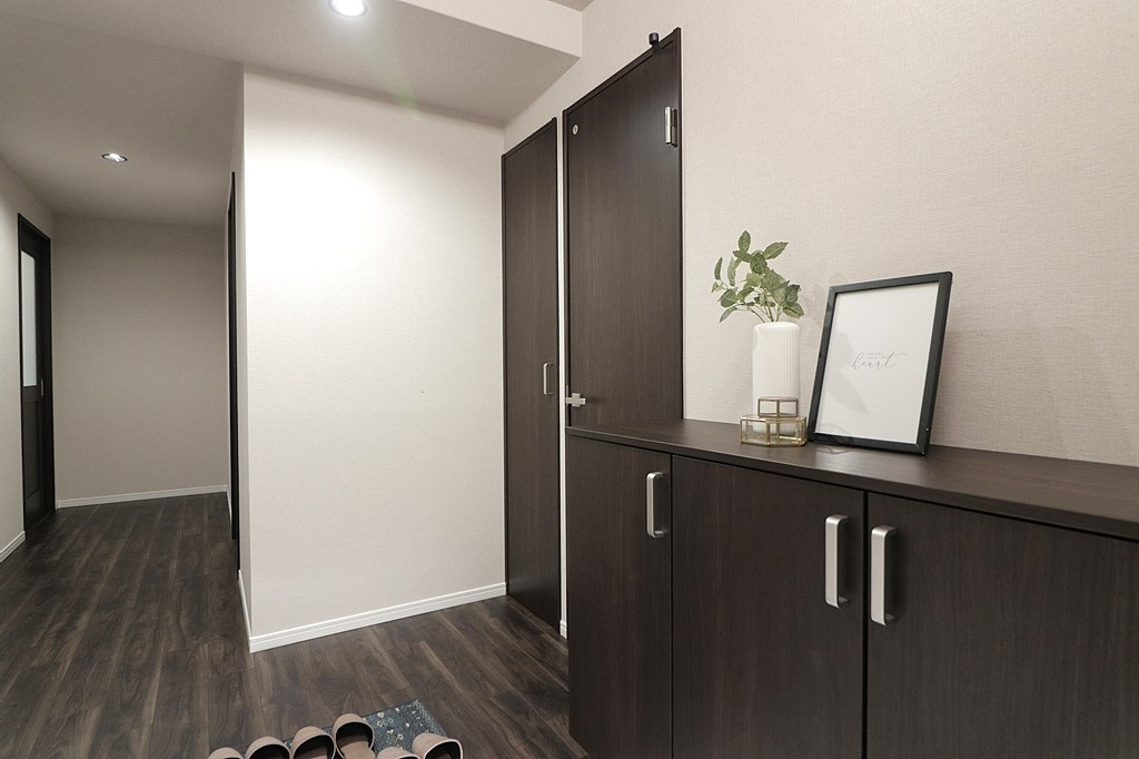 夙川レックスマンションの玄関|シューズボックスつきなので、 靴箱の上にはインテリアなどを飾っておいたりと、自由にカスタマイズして楽しむことができます。