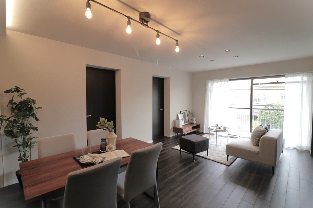 夙川レックスマンションの居間・リビング|ダイニングテーブルやソファーを設置しても十分な広さとなっております。収納や家具の配置、インテリアコーディネートがしやすいです。