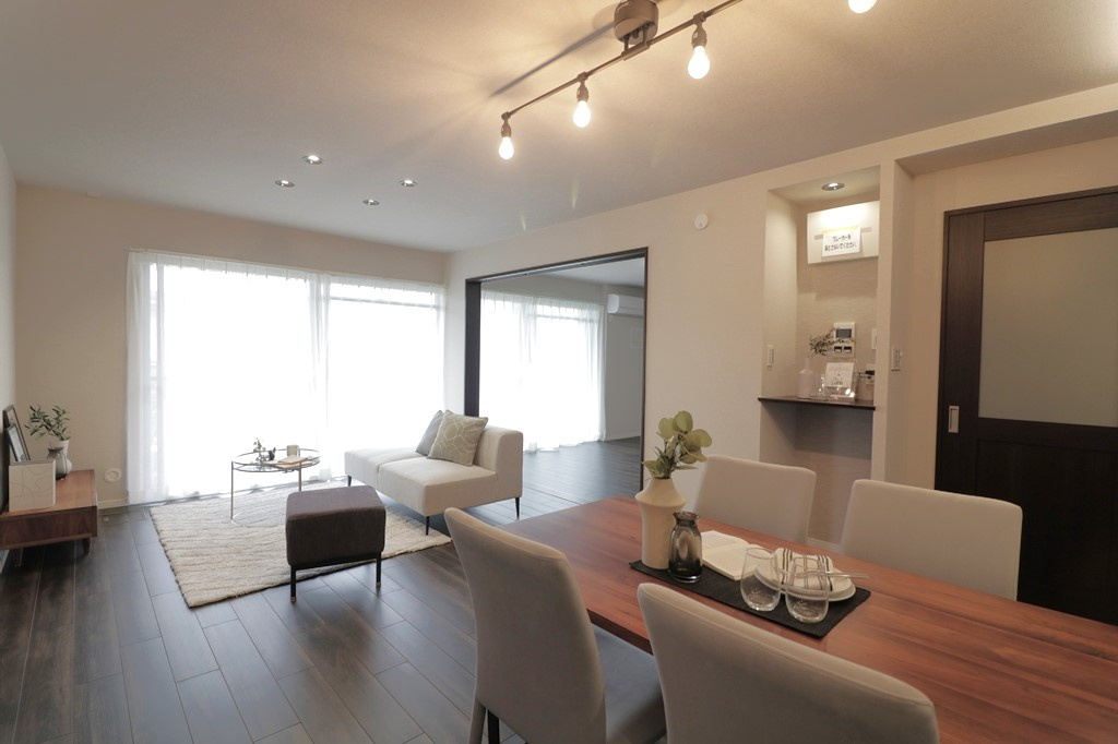 夙川レックスマンションの居間・リビング|ご家族みんなで寛げるLDKの空間。 リフォームの際にクロス・フローリング張替済の為、室内大変美麗です。 ぜひ一度、ご内覧ください。