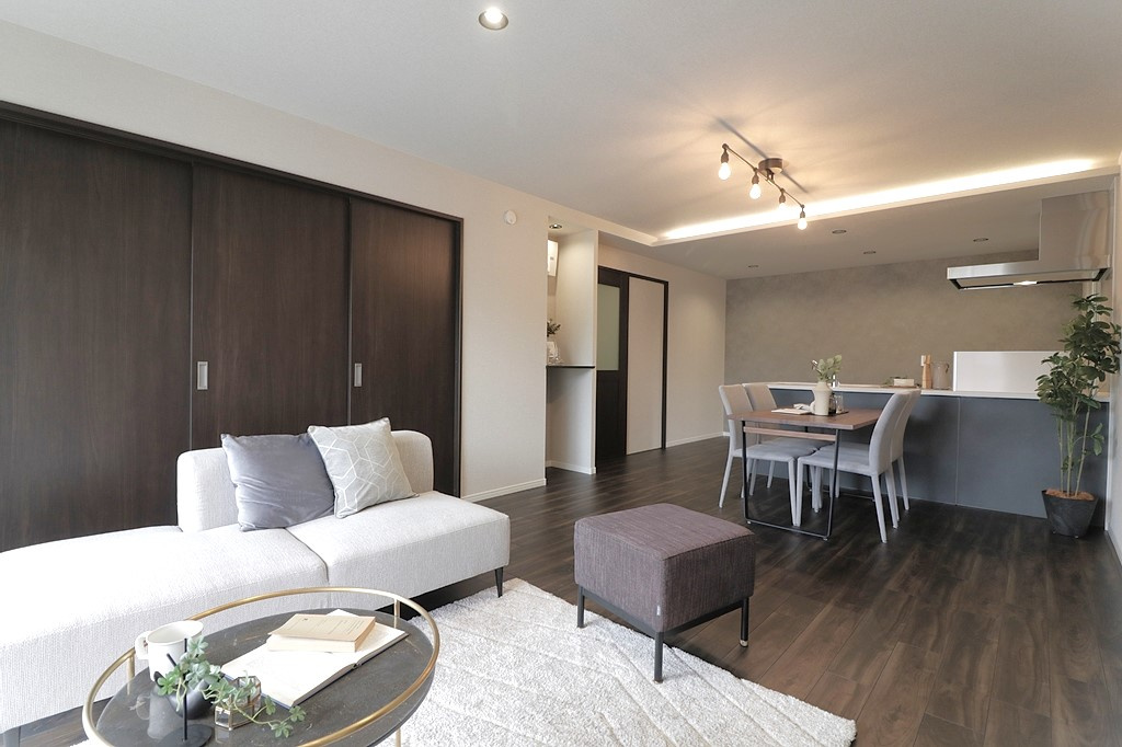 夙川レックスマンションの居間・リビング|家族の集まるリビングは明るく暖かな日差しが差し込み、家族の団らんを包み込みます。 住まう人の暮らしの質を高めてくれるようなリノベーション空間です。