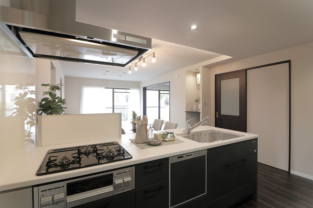 夙川レックスマンションのキッチン|キッチンには食洗機や3口コンロ、グリルなどが備え付けられています！効率よくお料理をすることができるため、食卓のレパートリーを増やすことができます。