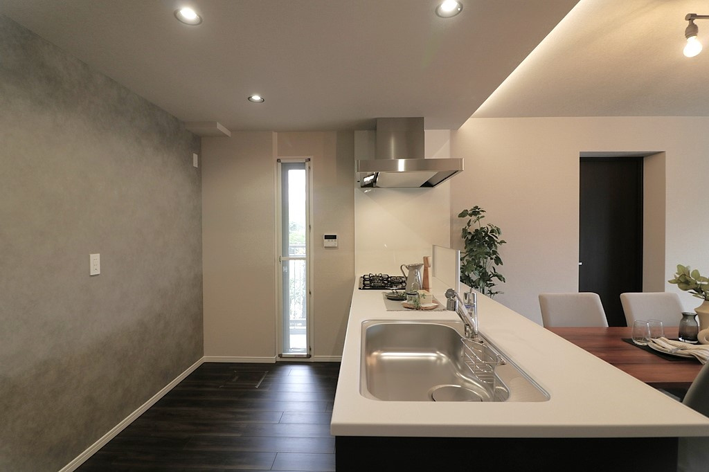 夙川レックスマンションのキッチン|対面式キッチンでダイニングとの距離も近く料理をダイニングに運んだり、片付けたりするのが楽なので家事の時短に繋がります♪新生活をピカピカのキッチンでスタートできるのは嬉しいですね◎