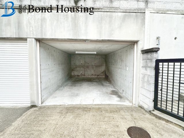 堀込車庫付き住宅　今寺　リフォ済み住宅　築37年の駐車場