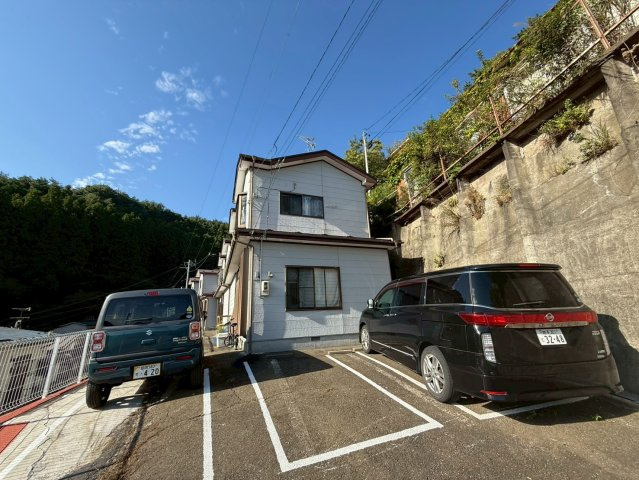 岩手県釜石市　戸建て連棟の前面道路含む現地写真