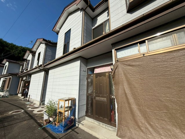 岩手県釜石市　戸建て連棟の前面道路含む現地写真