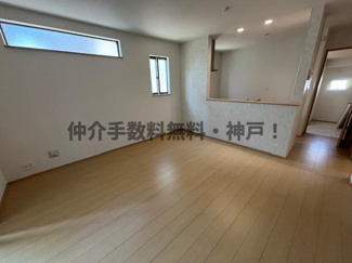 【居間・リビング】 | 神戸市垂水区城が山1丁目　新築戸建　仲介手数料無料！ | こちらの居間で趣味の時間をお楽しみください