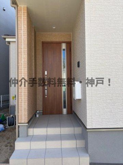 【玄関】 | 神戸市垂水区城が山1丁目　新築戸建　仲介手数料無料！ | 明るい玄関です