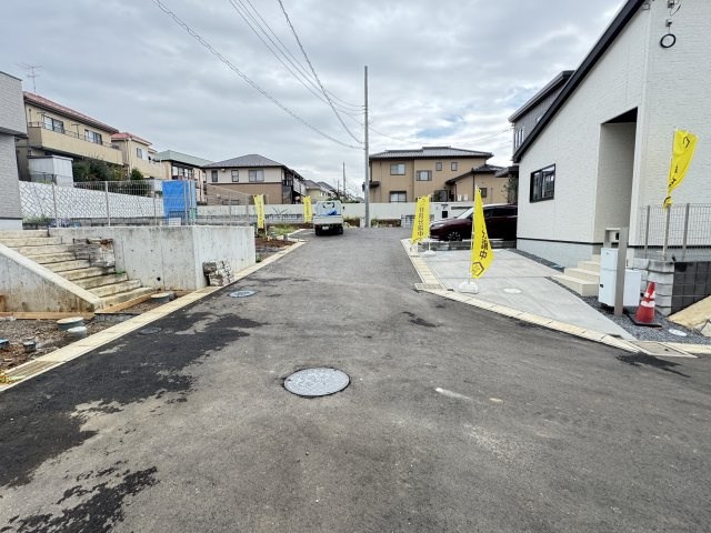柏市酒井根２丁目新築戸建【酒井根小学校：7分】の前面道路含む現地写真|北側前面道路・幅員約5.5ｍ