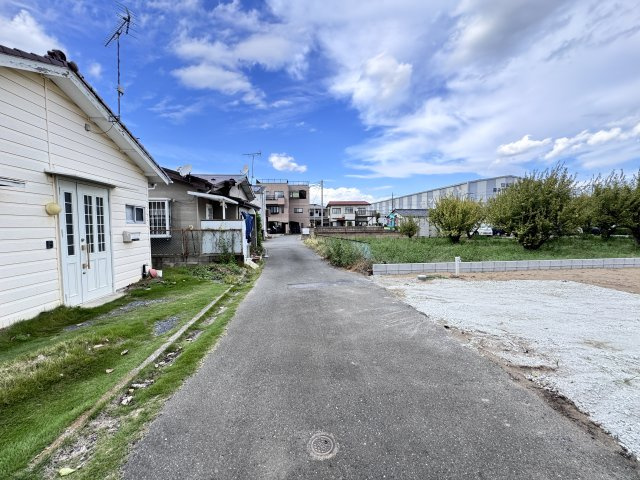 新築　佐波郡玉村町上福島　GRAFARE　1号棟の前面道路含む現地写真|現地写真　西側接道幅員約4ｍ			
	