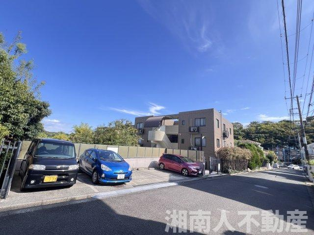 ラミアール藤沢モアクレストの駐車場|車をお持ちの方に嬉しい駐車場付きの物件です