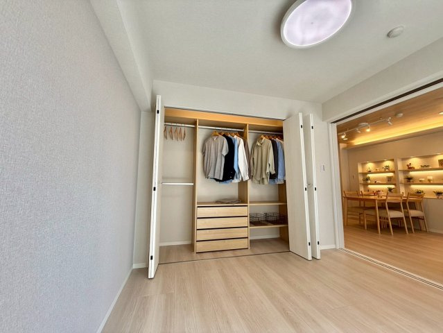 高田馬場ダイカンプラザの洋室|リビング横の居室はリビングルームと一体に使用して19.2帖の広々リビングに！

ご内見希望・資料請求などお気軽にお問い合わせ下さい！
03-5990-5201