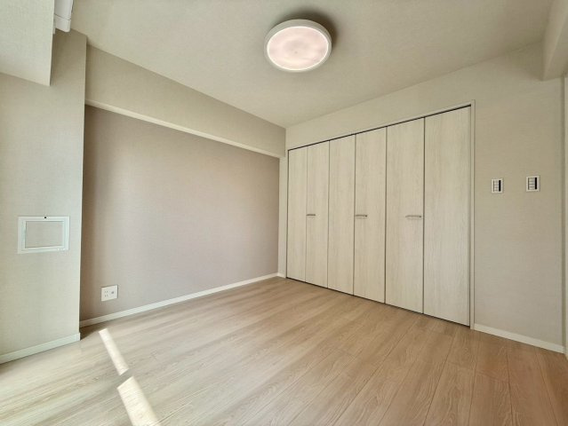 高田馬場ダイカンプラザの洋室|大きな窓からたっぷりと陽光が注がれる明るい居室。一日の疲れを癒し、時を忘れて過ごせる空間です！

ご内見希望・資料請求などお気軽にお問い合わせ下さい！
03-5990-5201