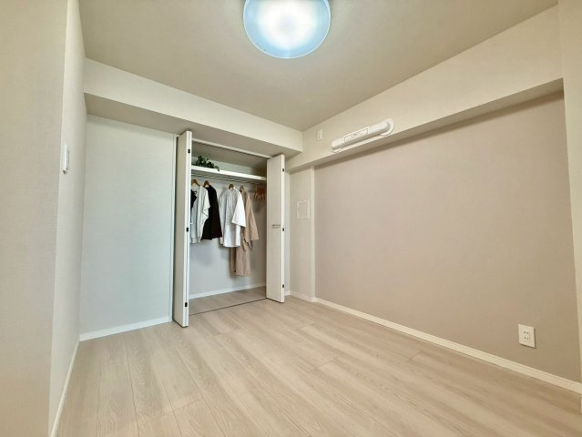 高田馬場ダイカンプラザの洋室|部屋収納もバッチリです！見せる収納も流行っていますが、やはり見せない収納も大切ですね。

ご内見希望・資料請求などお気軽にお問い合わせ下さい！
03-5990-5201