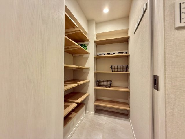 高田馬場ダイカンプラザの収納|玄関にはシューズインクローゼット付き！ブーツの収納もここで解決！

ご内見希望・資料請求などお気軽にお問い合わせ下さい！
03-5990-5201