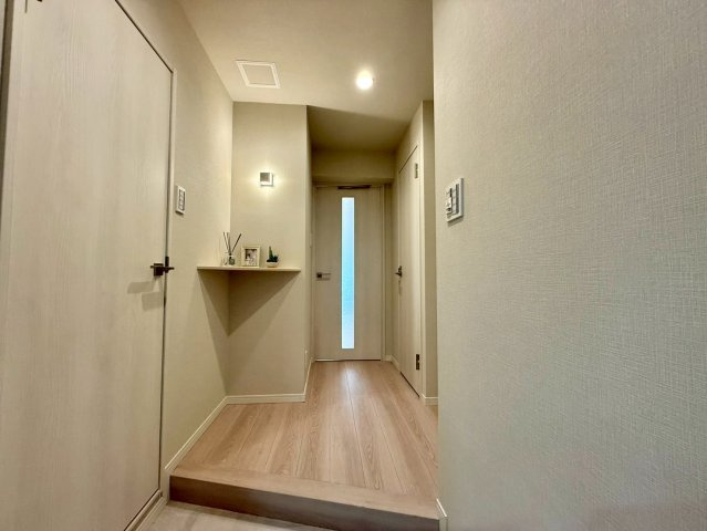 高田馬場ダイカンプラザの玄関|あると便利なニッチを設置！家族の思い出写真を飾ったり、玄関の鍵を置くスペースとしても活用できます。

ご内見希望・資料請求などお気軽にお問い合わせ下さい！
03-5990-5201