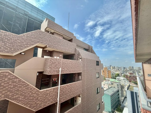 高田馬場ダイカンプラザの展望|大きな空に包まれて、太陽の光をたっぷりと浴びながら過ごす毎日は、自然と家族の笑顔で溢れます。

ご内見希望・資料請求などお気軽にお問い合わせ下さい！
03-5990-5201