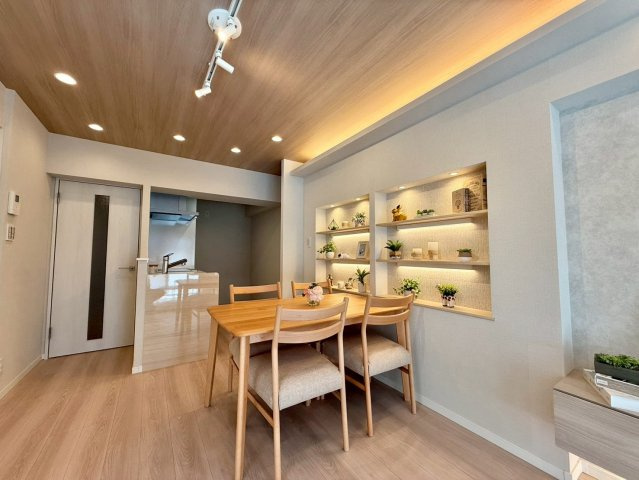 高田馬場ダイカンプラザの居間・リビング|最上階11階部分につき陽当たり・通風良好！ご家族が自然と集まり会話が弾む、笑顔を育む明るい居住空間です。

ご内見希望・資料請求などお気軽にお問い合わせ下さい！
03-5990-5201