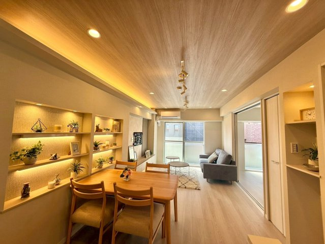 高田馬場ダイカンプラザの居間・リビング|白と木目調を基調にした落ち着きのあるリビング。お部屋のコーディネートも楽しめます！

ご内見希望・資料請求などお気軽にお問い合わせ下さい！
03-5990-5201