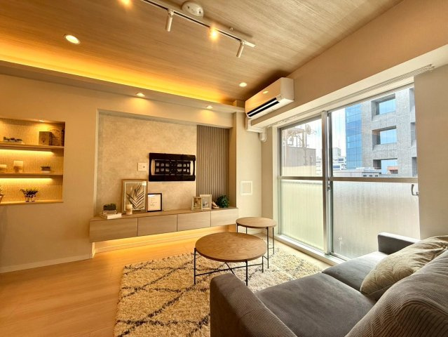 高田馬場ダイカンプラザの居間・リビング|南向きの窓から、お日様の光をたっぷり取りこめるリビングでゆったりと過ごせます。

ご内見希望・資料請求などお気軽にお問い合わせ下さい！
03-5990-5201