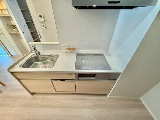 高田馬場ダイカンプラザのキッチン|ご家族と会話を楽しみながらお料理ができる対面式キッチン。

ご内見希望・資料請求などお気軽にお問い合わせ下さい！
03-5990-5201