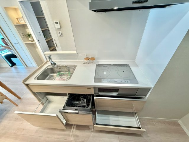 高田馬場ダイカンプラザのキッチン|ビルトインタイプの食洗機付き！家事の時間と、手洗いに比べて使用水量も軽減します！

ご内見希望・資料請求などお気軽にお問い合わせ下さい！
03-5990-5201