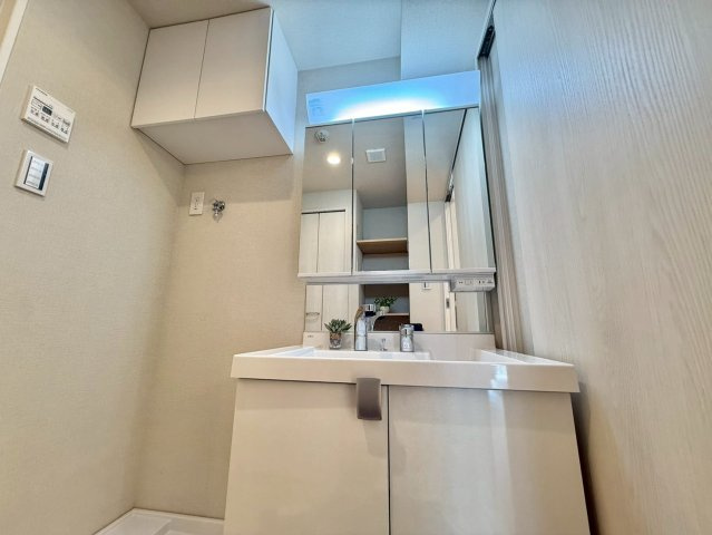 高田馬場ダイカンプラザの独立洗面台|清潔感のあるプライベート空間は、身だしなみチェックやお肌のお手入れに最適です。

ご内見希望・資料請求などお気軽にお問い合わせ下さい！
03-5990-5201