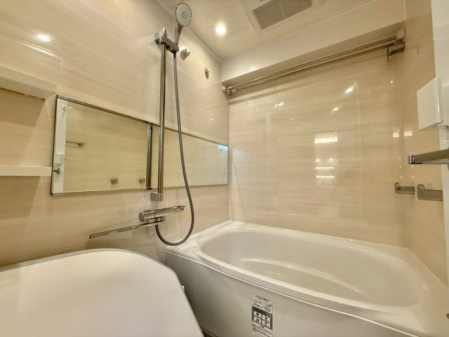 高田馬場ダイカンプラザの浴室|浴室乾燥機付きのため、雨の日の洗濯物干しやカビの予防にも役立ちます。

ご内見希望・資料請求などお気軽にお問い合わせ下さい！
03-5990-5201