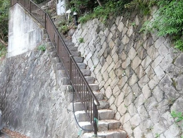 熱海自然郷のその他|前面道路より階段を上がります。