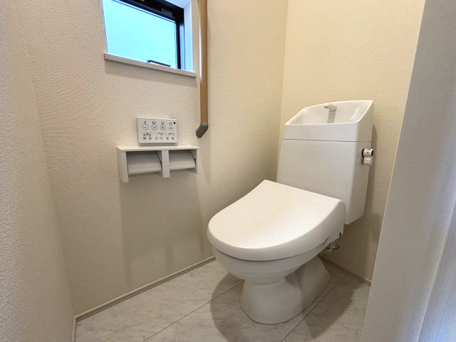 所沢市狭山ヶ丘　新築戸建てのトイレ|ゆったりとした空間のトイレです