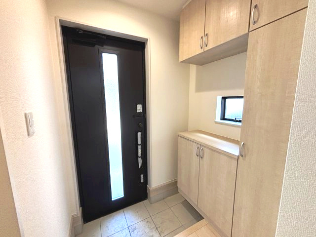 所沢市狭山ヶ丘　新築戸建ての玄関|落ち着いた玄関です