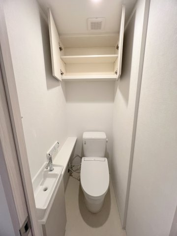 シーズンフラッツ大森ブライトのトイレ|吊戸棚と手洗い、温水洗浄便座付きのトイレ