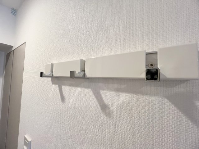 シーズンフラッツ大森ブライトの設備|玄関コートハンガー
