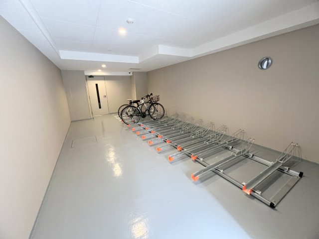 シーズンフラッツ大森ブライトのその他共用部分|屋根付きラック式の駐輪場