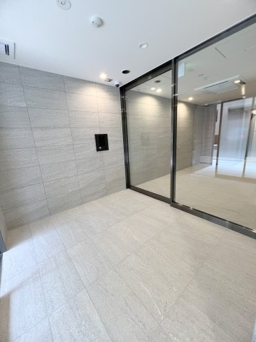 シーズンフラッツ大森ブライトのエントランス|防犯カメラTVモニター付オートロック宅配BOXメールBOX管理人室　エントランス