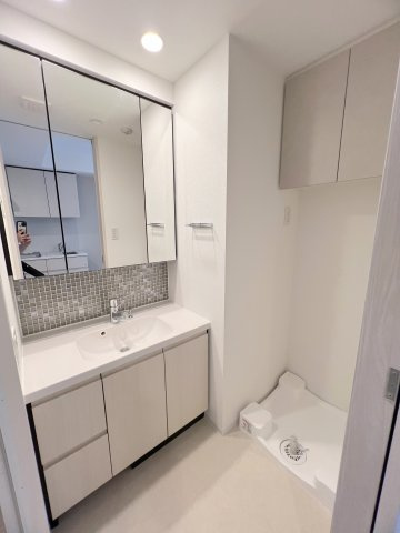 シーズンフラッツ大森ブライトの洗面所|3面鏡の独立洗面台　洗面脱衣所　洗濯機置き場