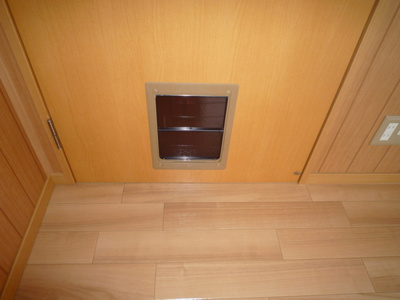 【居間・リビング】 | コンフォート高町2 | ペット用くぐり戸