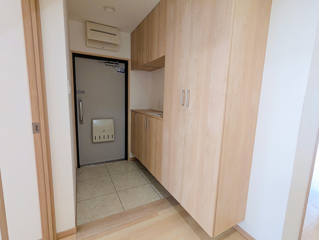 【玄関】 | 志木ニュータウン東の森弐番街七号棟　(丸井志木店) | 玄関（2025年10月）撮影
すっきり片付く、大容量のシューズボックス。靴だけでなく小物も収納できる、便利な玄関収納。