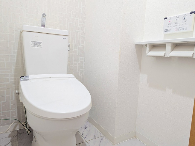 【トイレ】 | 志木ニュータウン東の森弐番街七号棟　(丸井志木店) | トイレ（2025年10月）撮影
シンプルで使いやすいトイレ、二連ホルダー付き。