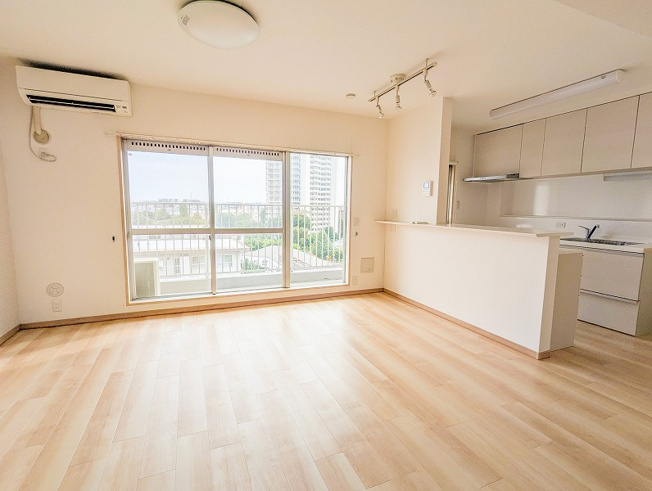 【居間・リビング】 | 志木ニュータウン東の森弐番街七号棟　(丸井志木店) | LDK（2025年10月）撮影
陽だまりのような空間で、家族もペットも快適に。